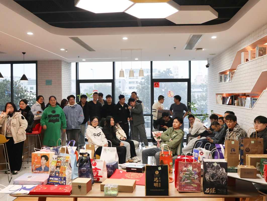 PTI 圣诞奇趣派对：暖意在礼物间流淌（images 1）